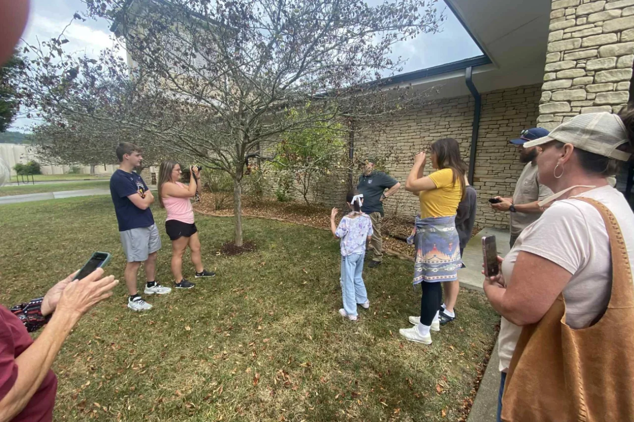 En mindre grupp övar naturfotografering utomhus